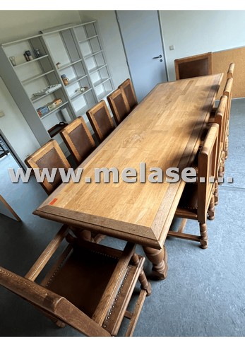 Grote tafel met 11 stoelen