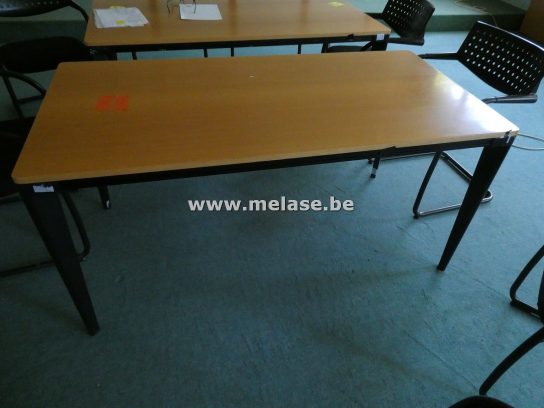 Houten vergadertafel met metalen poten